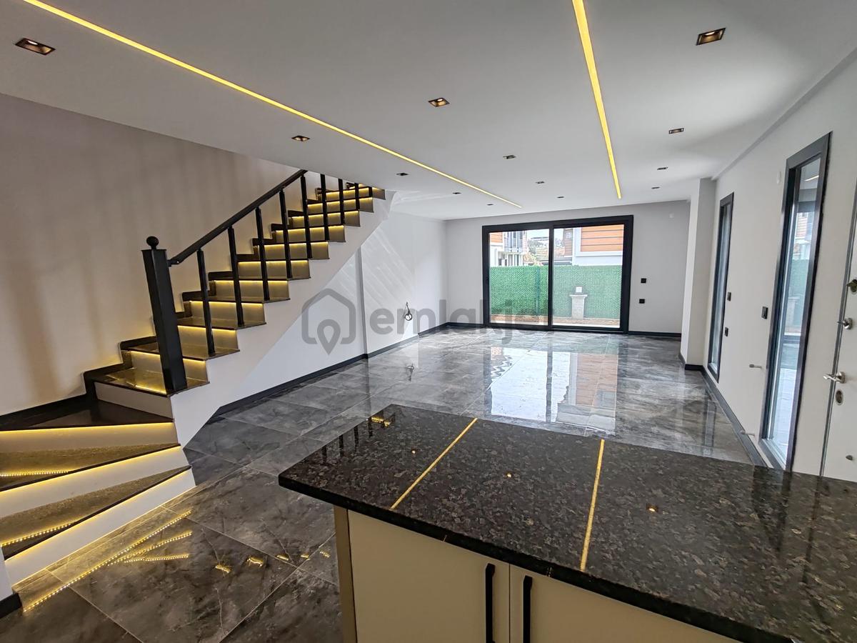 Didimde 3+1 Villa Havuzlu Bahçeli Geniş Salonlu - 7