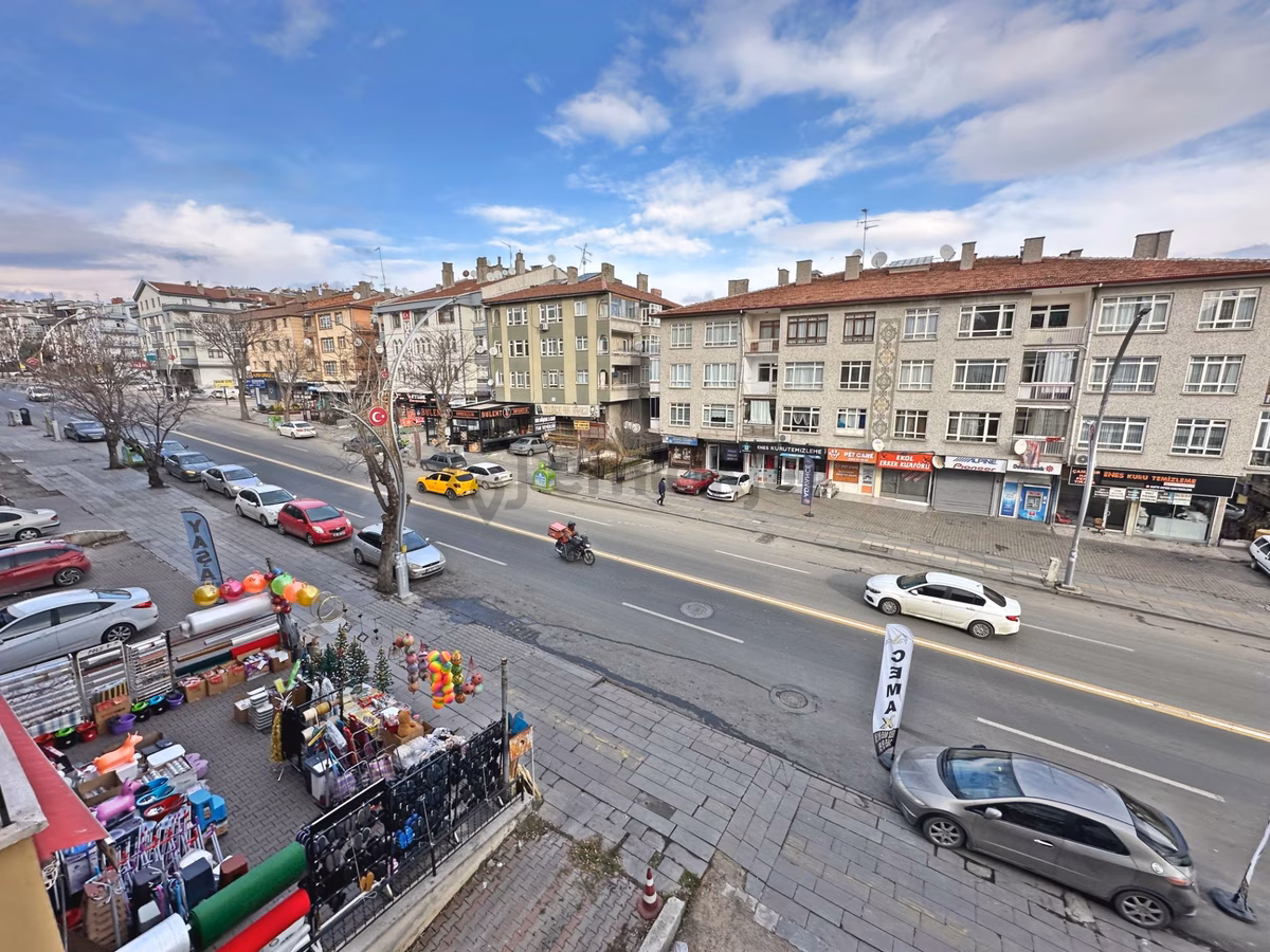 Saimekadın Göbekte Ara Katta Ön Cephede 3+1 Satılık Daire - 2