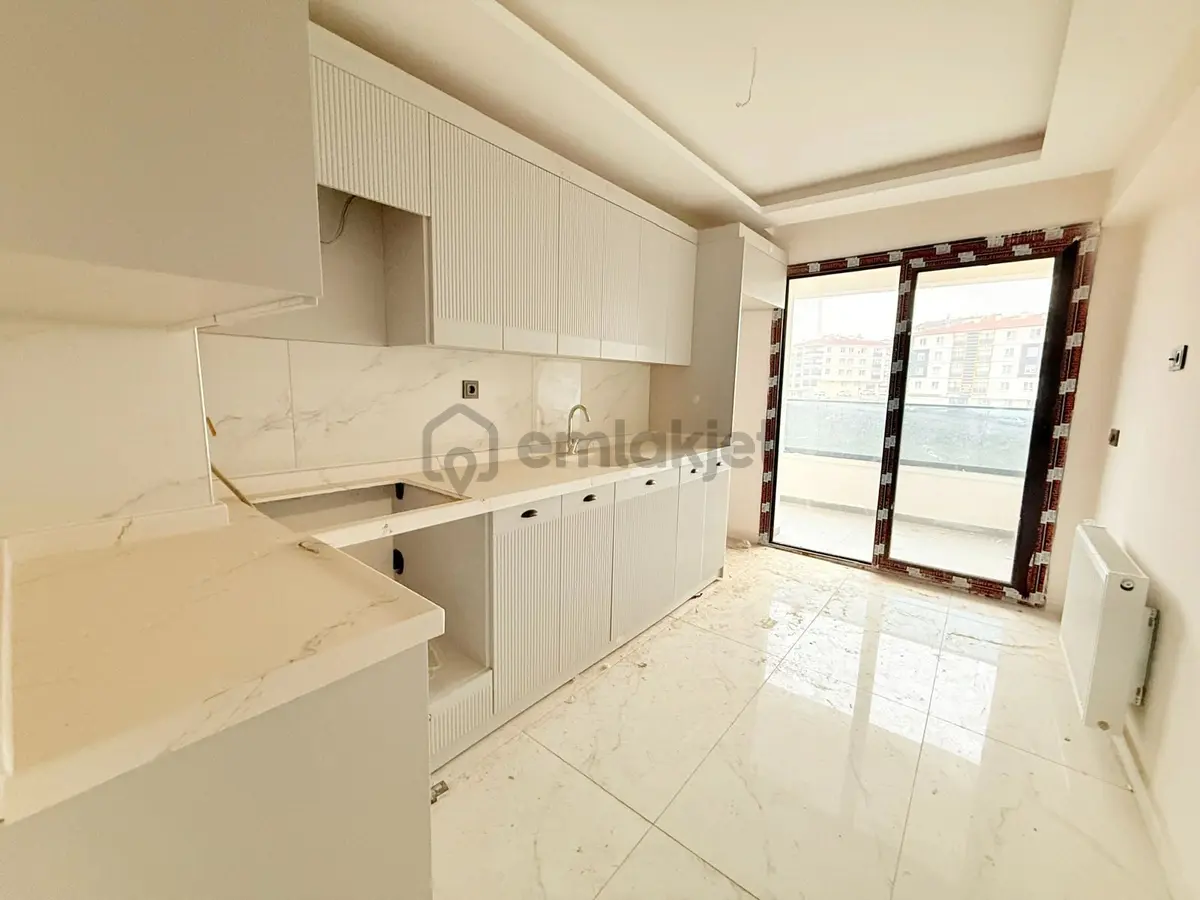 Yıldız'dan Site İçerisinde Ara Kat Şehir Manzaralı 2+1 !! - 9