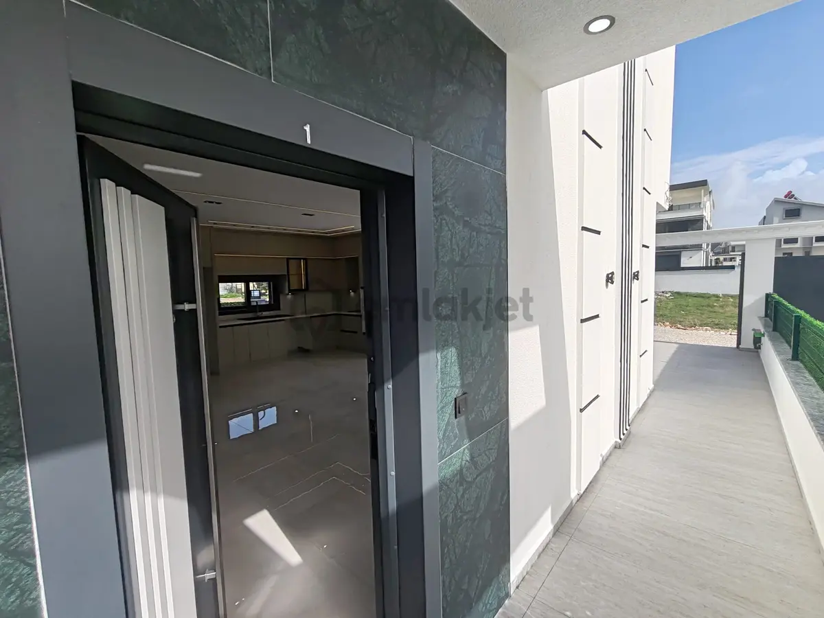 Ön Cephe 3+1 Havuzlu Otoparklı Yeni Villa - 9
