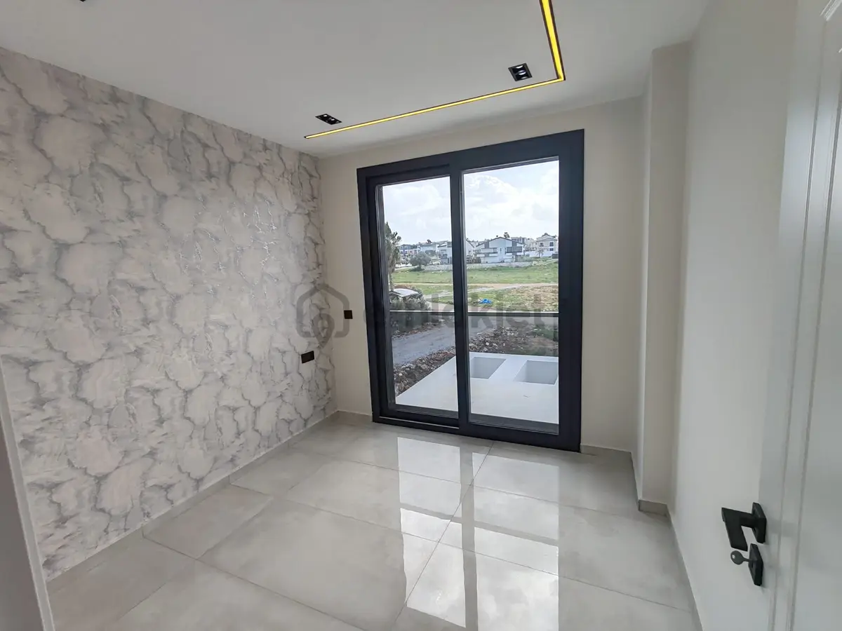 Ön Cephe 3+1 Havuzlu Otoparklı Yeni Villa - 18
