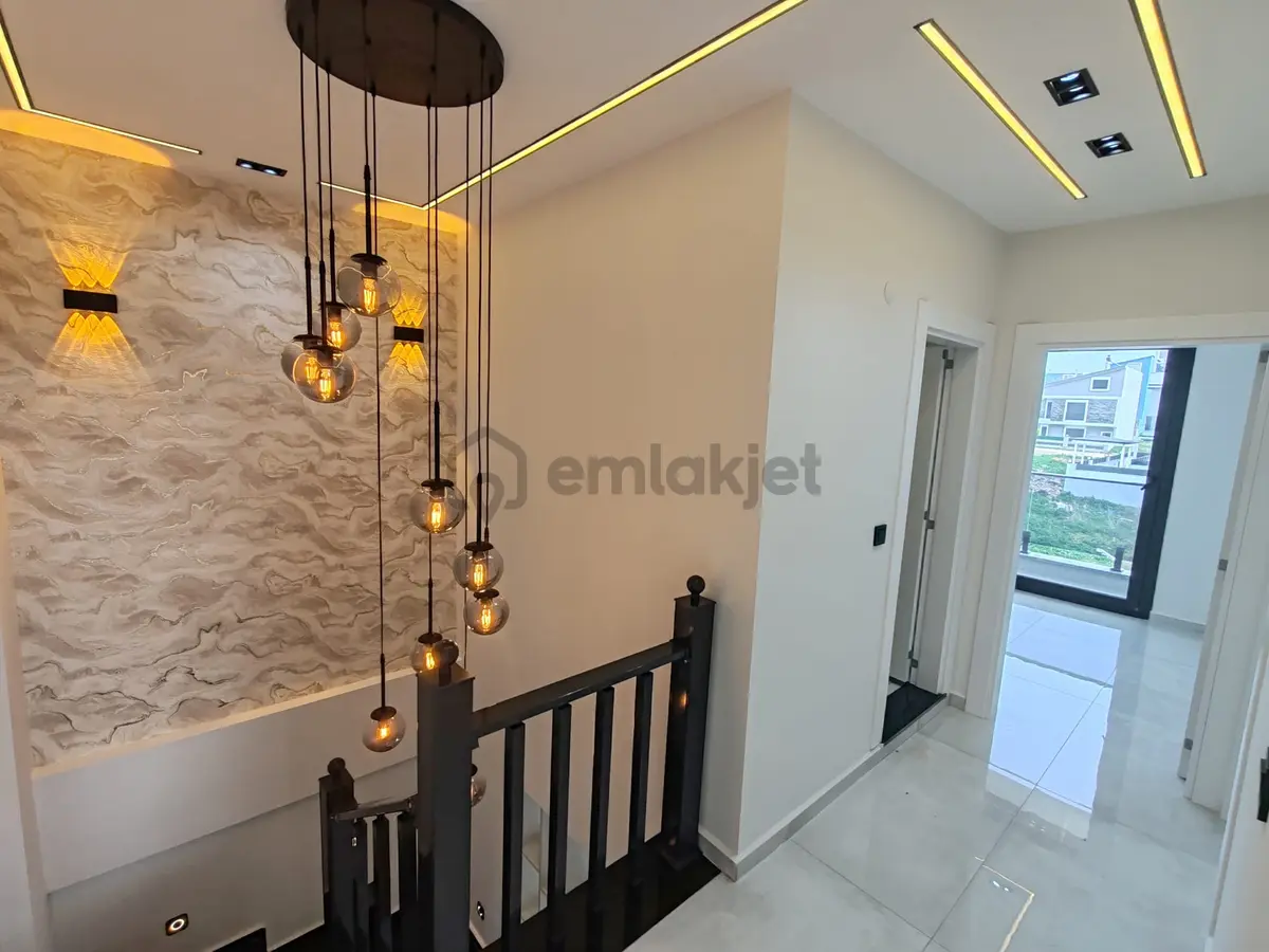 Ön Cephe 3+1 Havuzlu Otoparklı Yeni Villa - 17