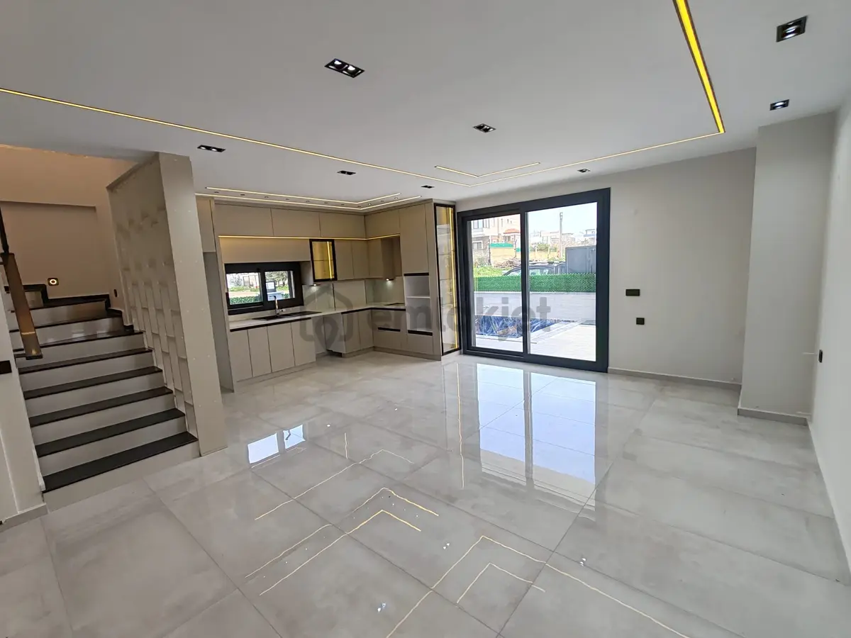 Ön Cephe 3+1 Havuzlu Otoparklı Yeni Villa - 10
