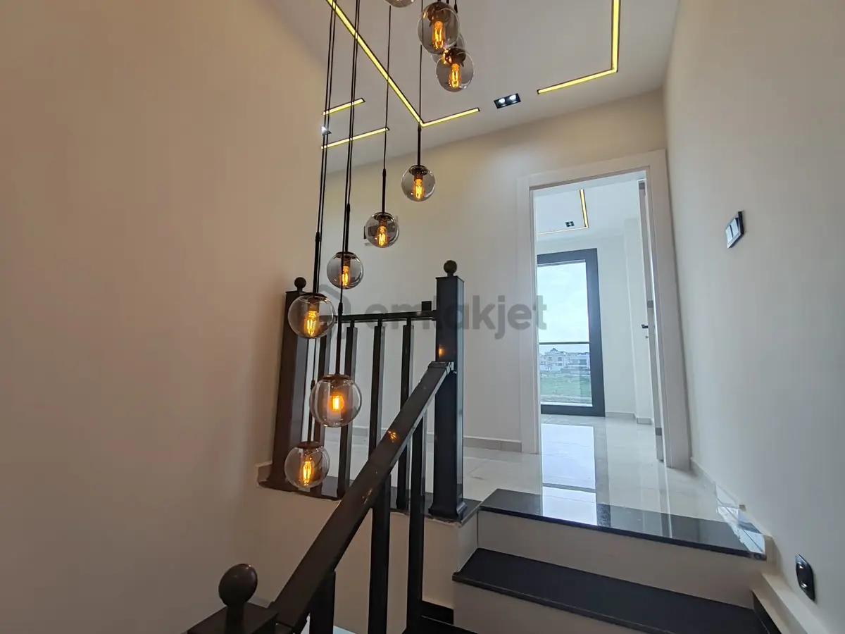 Ön Cephe 3+1 Havuzlu Otoparklı Yeni Villa - 16
