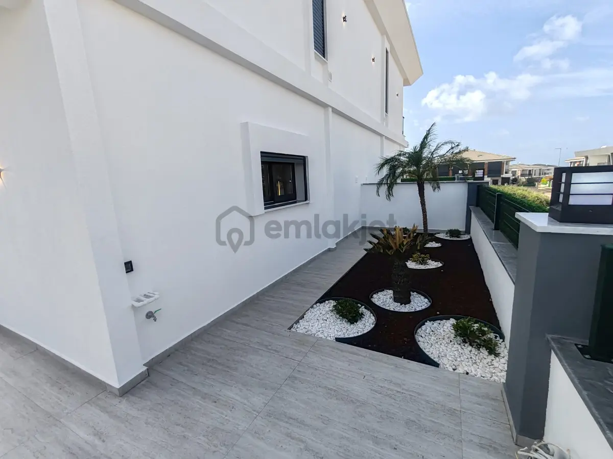 Ön Cephe 3+1 Havuzlu Otoparklı Yeni Villa - 7