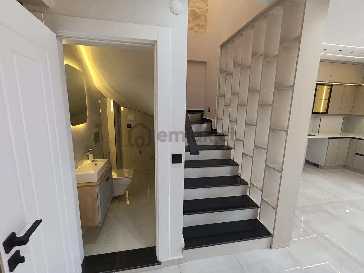 Ön Cephe 3+1 Havuzlu Otoparklı Yeni Villa - 15
