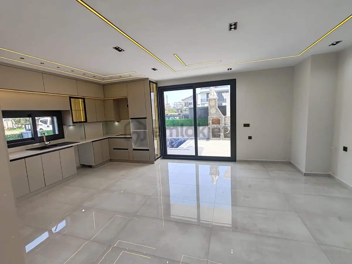 Ön Cephe 3+1 Havuzlu Otoparklı Yeni Villa - 14