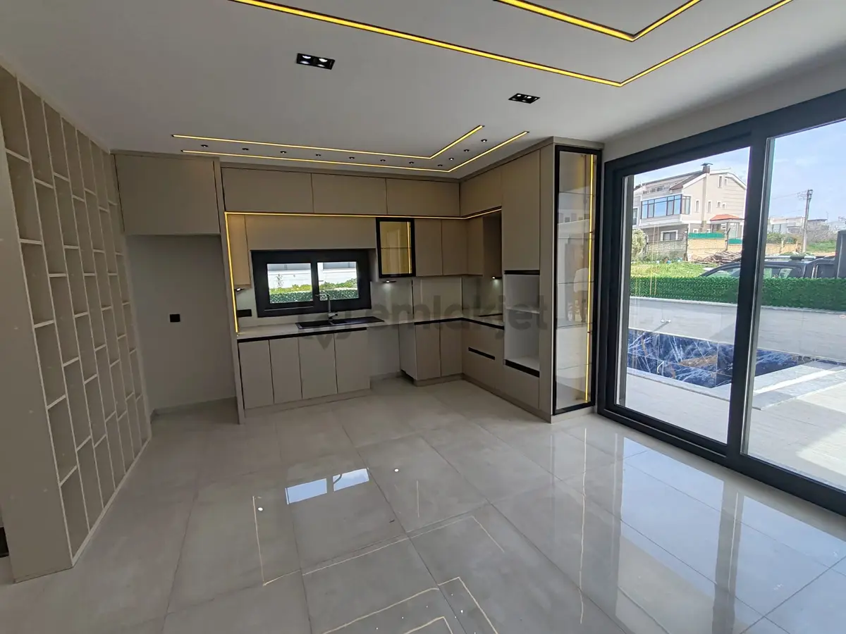 Ön Cephe 3+1 Havuzlu Otoparklı Yeni Villa - 11
