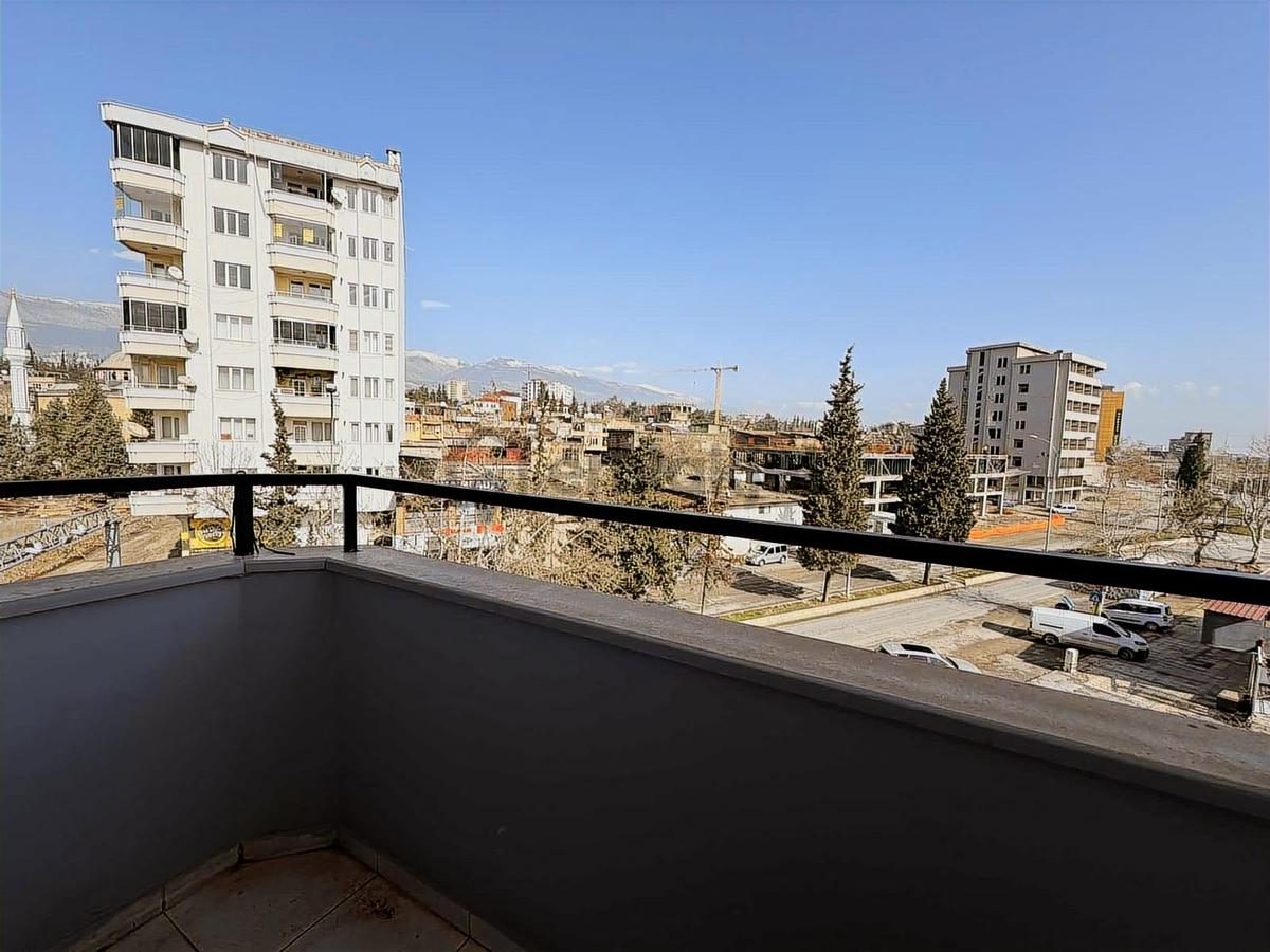 Remax Yeni'den Ana Cadde Üzeri Geniş 4+1 - 8
