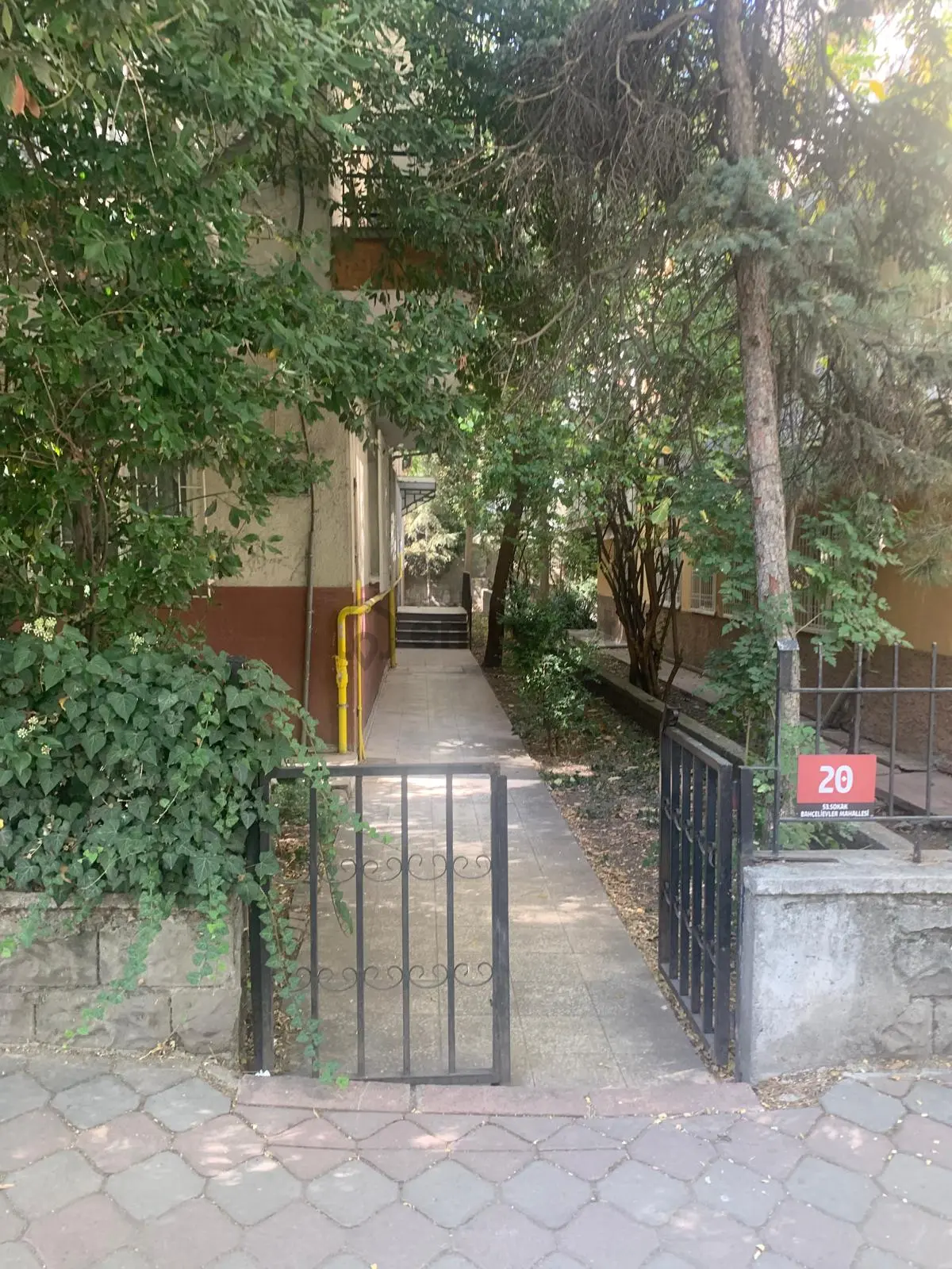 Bahçelievler'de Satılık 3+1 Y.giriş Ön Kombili,yapılı.kat Eksikli