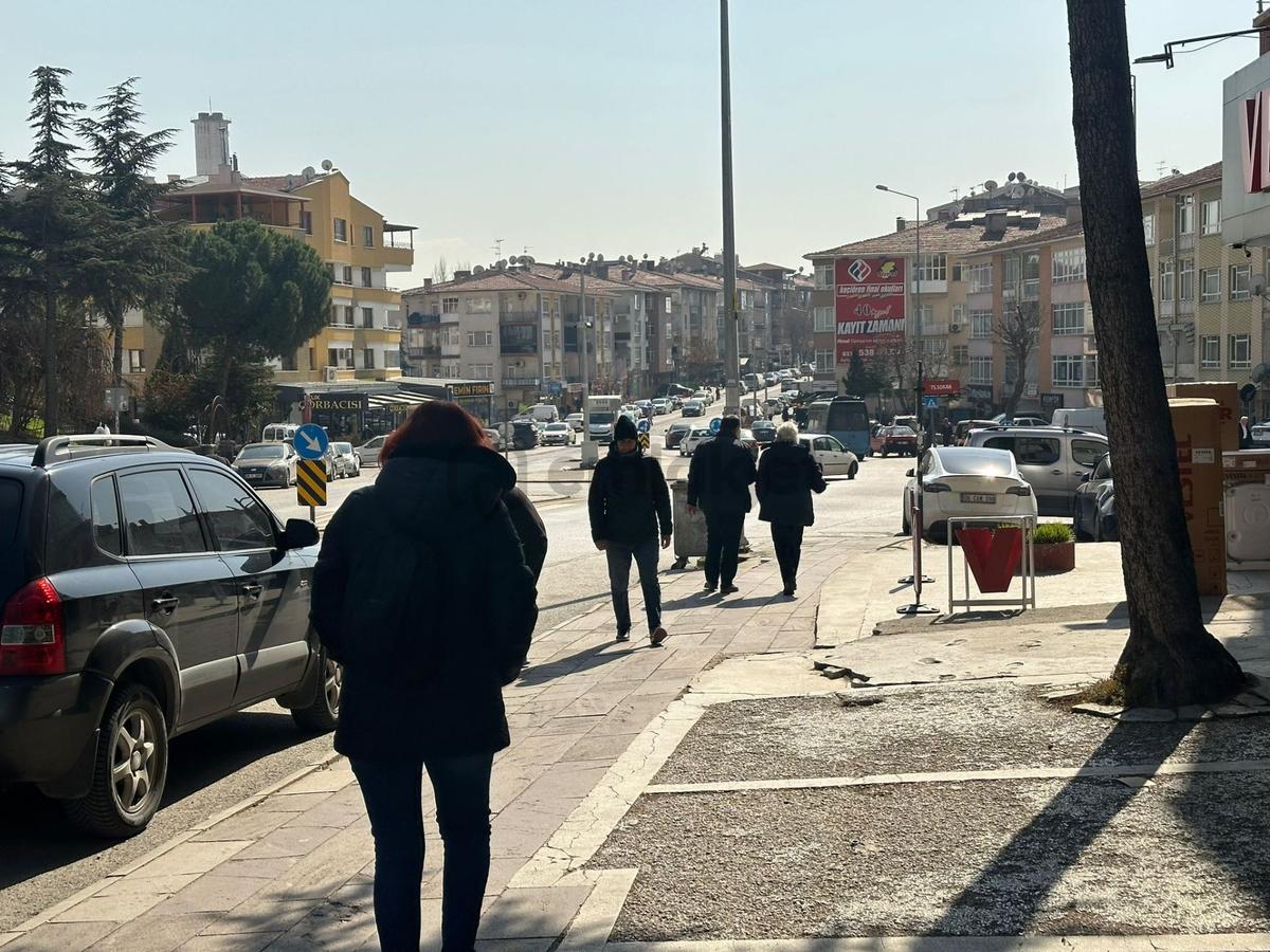 Yunusemre Cad. Üzeri Orta Kat 140m2 Ön Cephe 4+1 Çift Balkon - 4