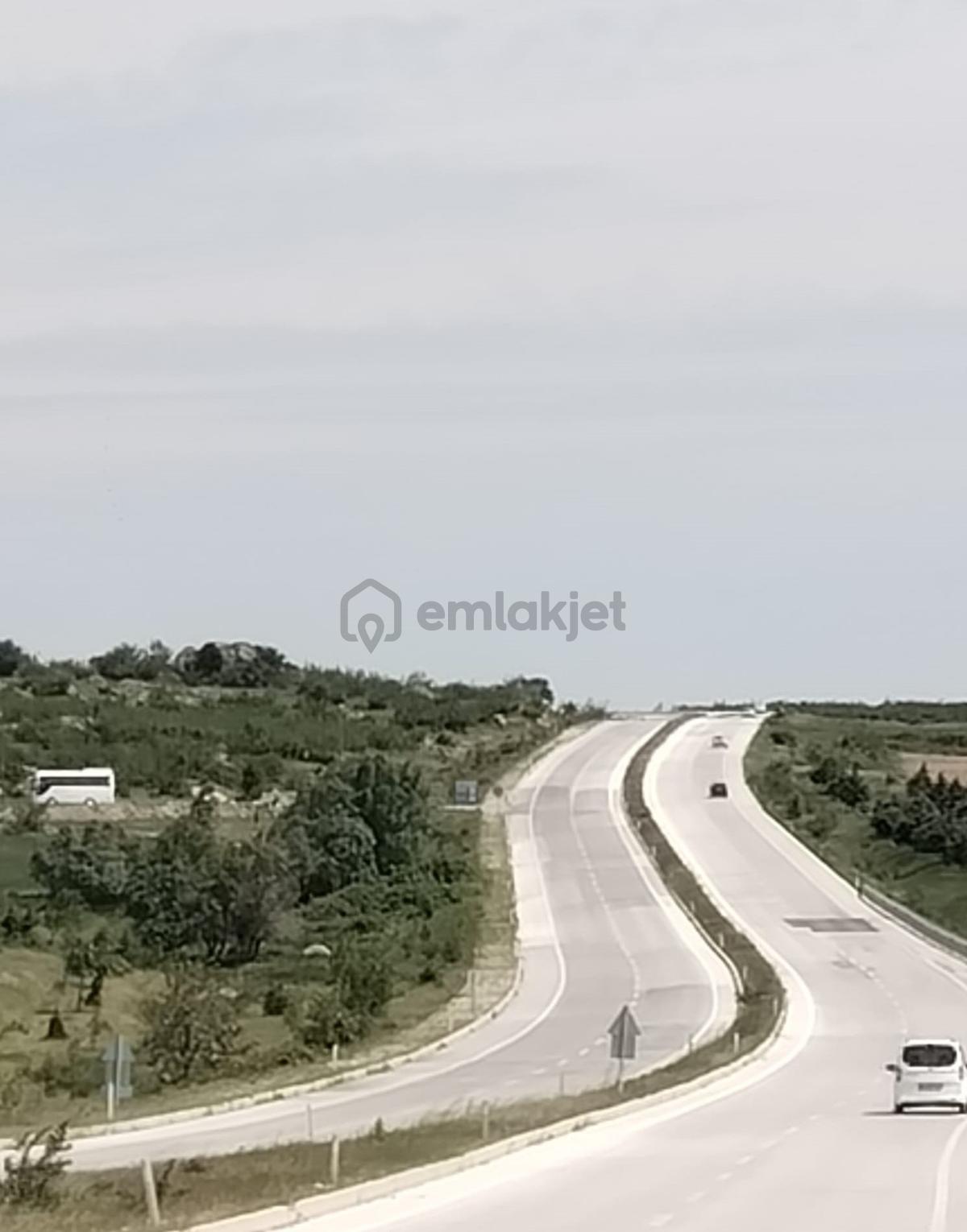 Resmi Yola Cephe İmara 800 Metre Çiftliğe Komşu 4530 M² - 4