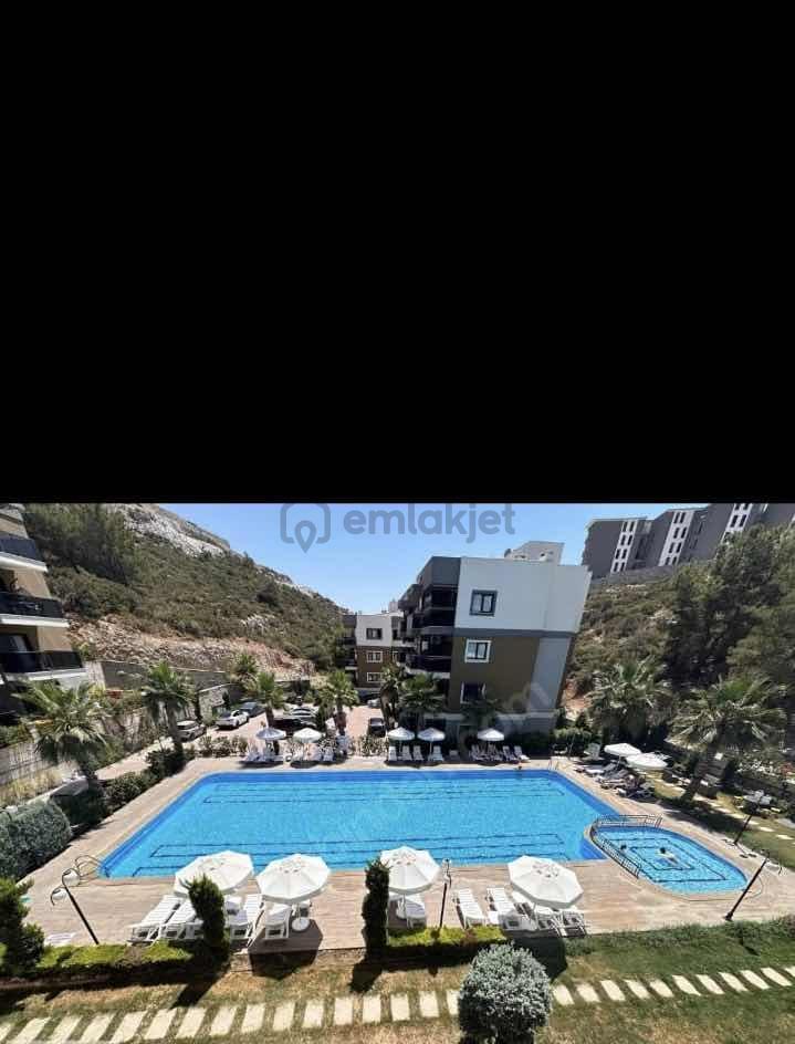 Havuzlu Sitede Ara Kat 2+1 Satılık Daire