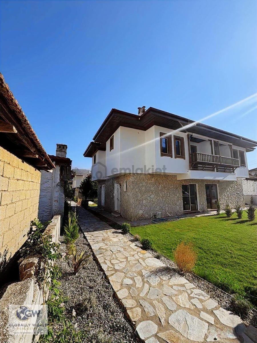 Gökova Merkezde Havuzlu Kiralık Villa