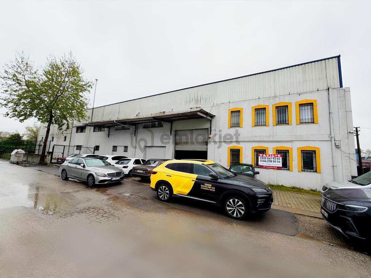Erenler'de Satılık 1326m² Arsa Üzerinde Fabrika Binası