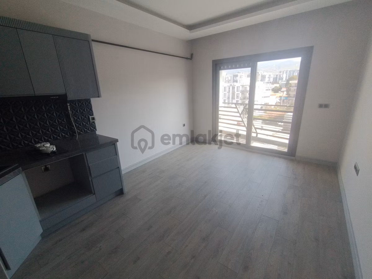İzban Durağı Cepheli Binada 2+1 Açık Mutfaklı Sıfır Ara Kat - 11