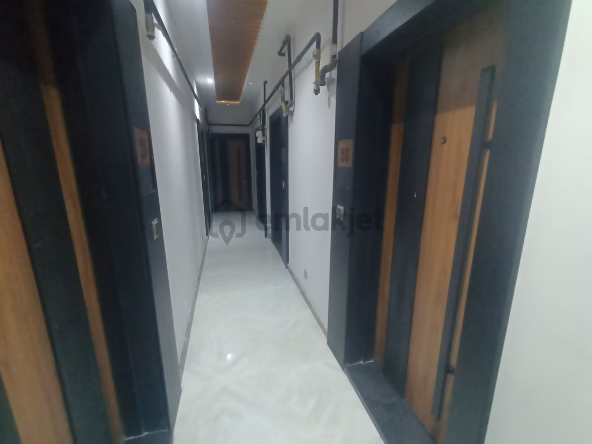 İzban Durağı Cepheli Binada 2+1 Açık Mutfaklı Sıfır Ara Kat - 8