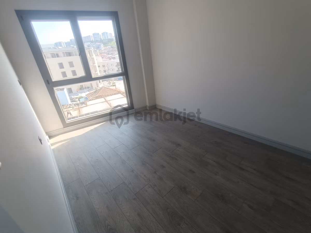 İzban Durağı Cepheli Binada 2+1 Açık Mutfaklı Sıfır Ara Kat - 12