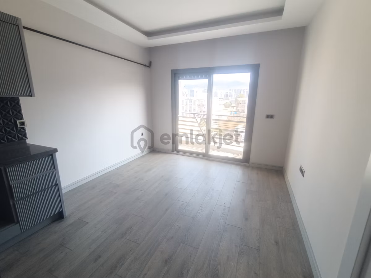 İzban Durağı Cepheli Binada 2+1 Açık Mutfaklı Sıfır Ara Kat - 14