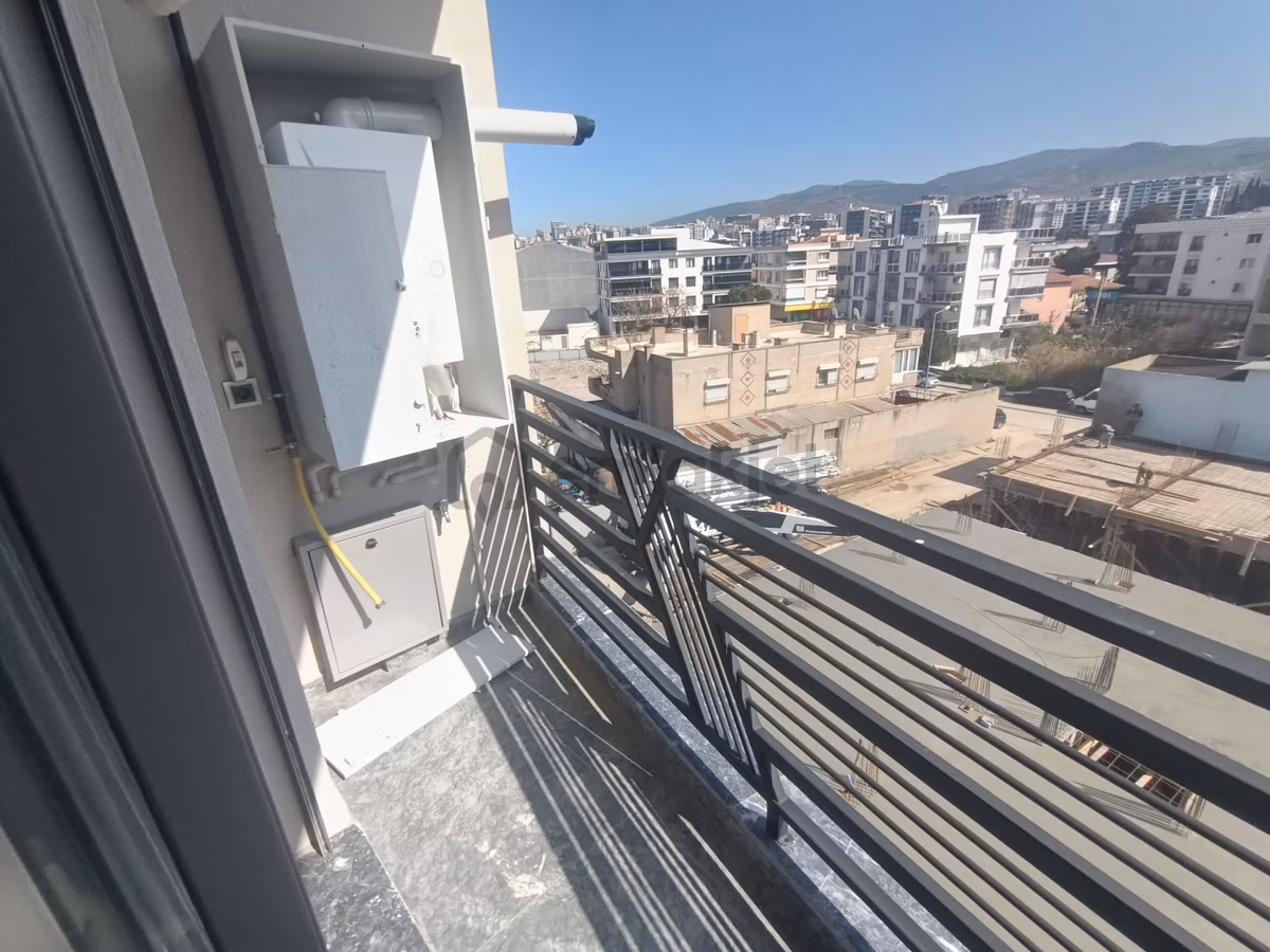 İzban Durağı Cepheli Binada 2+1 Açık Mutfaklı Sıfır Ara Kat - 15
