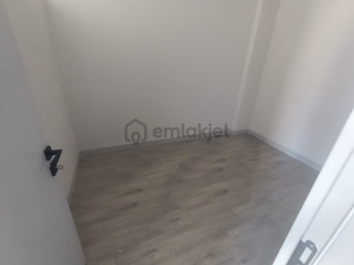 İzban Durağı Cepheli Binada 2+1 Açık Mutfaklı Sıfır Ara Kat - 13