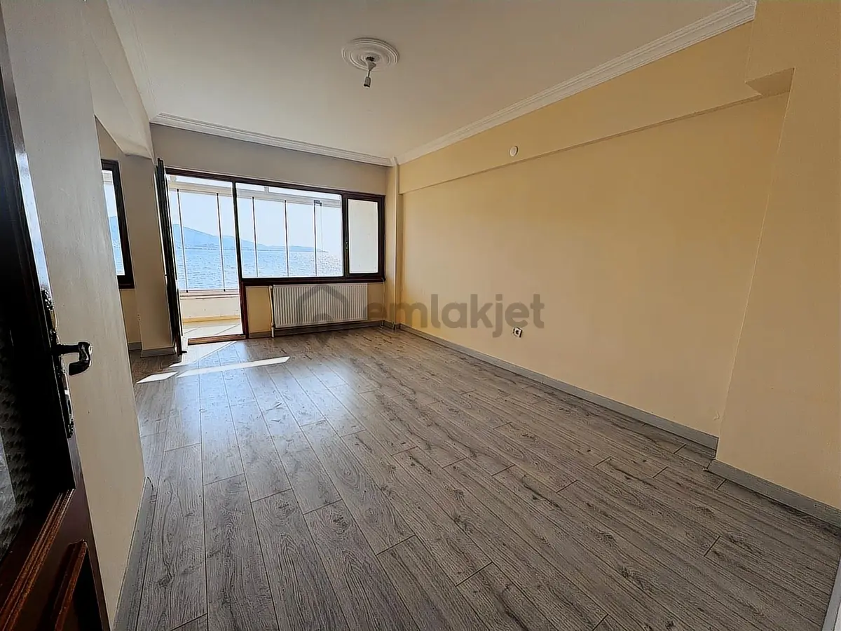 Panaromik Deniz Mazaralı Denize Sıfır 2+1 Ara Kat Daire - 12