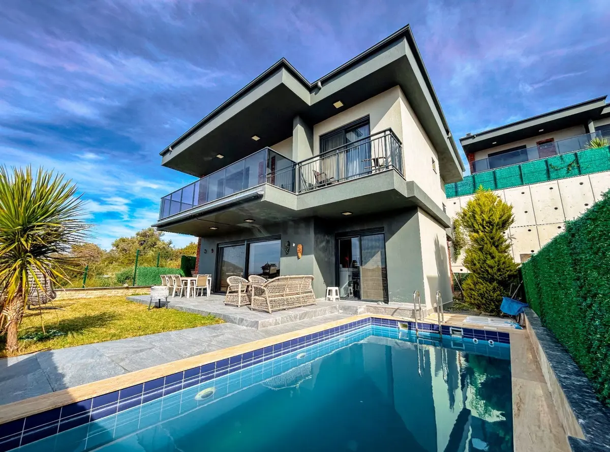 Kuşadası Bayraklıdede Satılık Lüks Villa