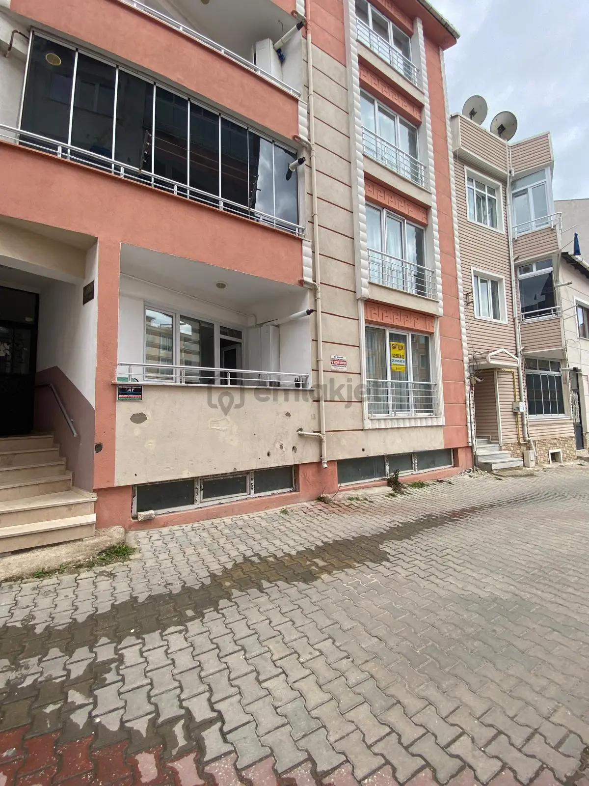 Karacaibrahim Mahallesinde Satılık 2+1 Daire - 25