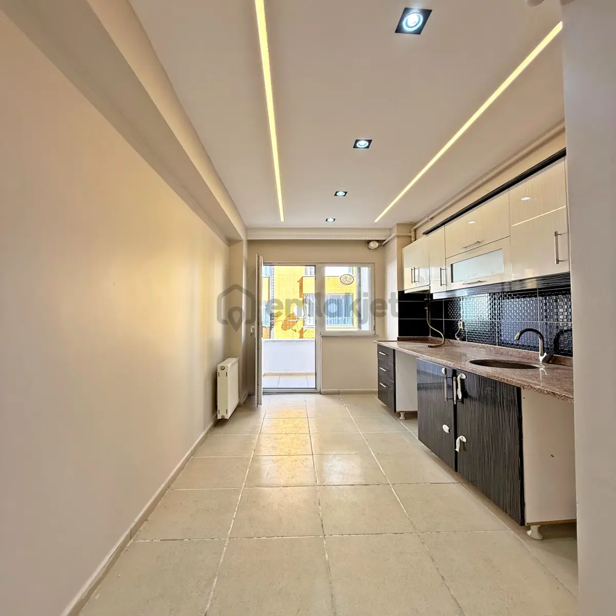 Bahçeşehir Lokasyonunda 2+1 Satılık Daire
