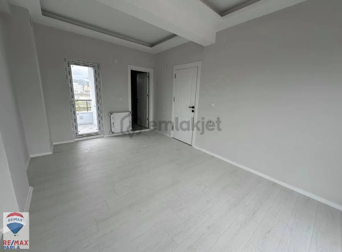 Salon Mutfak Ayrı 2+1 Satılık - 24