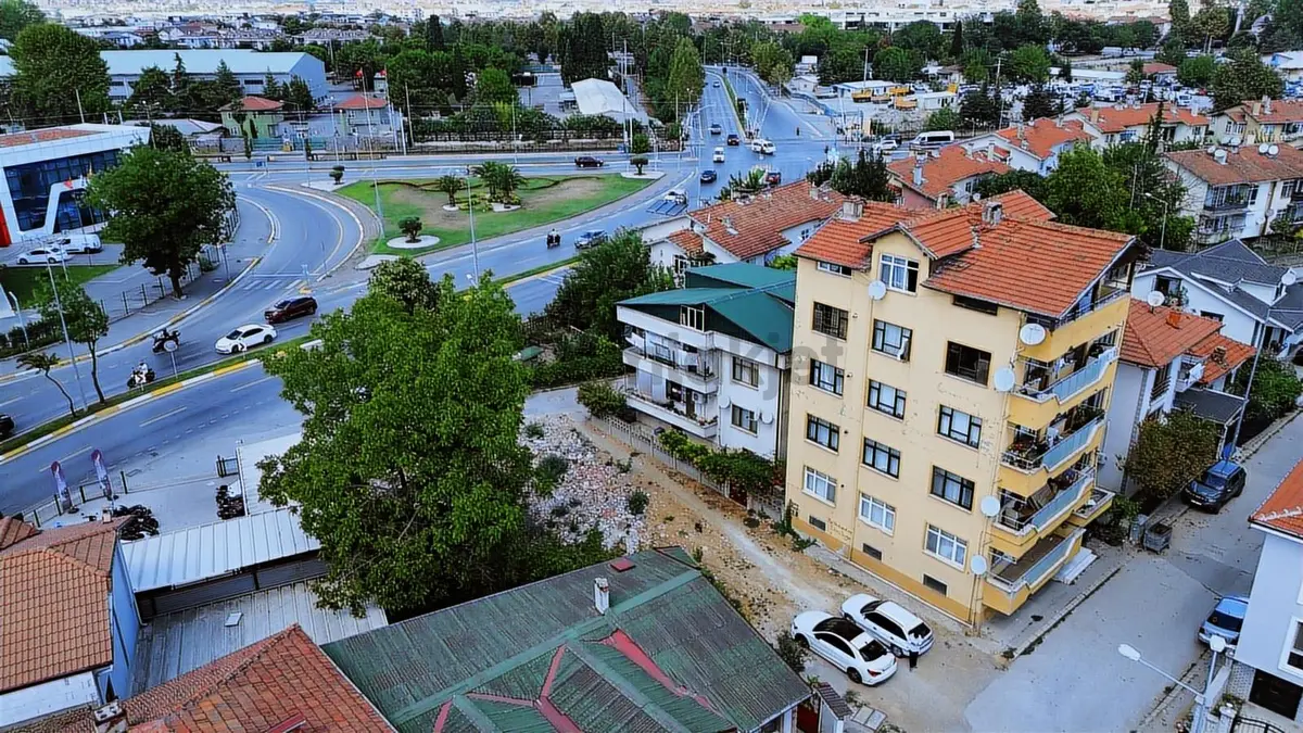 Mithatpaşada Merkezi Konumda 2 Katlı Satılık Komple Bina - 6