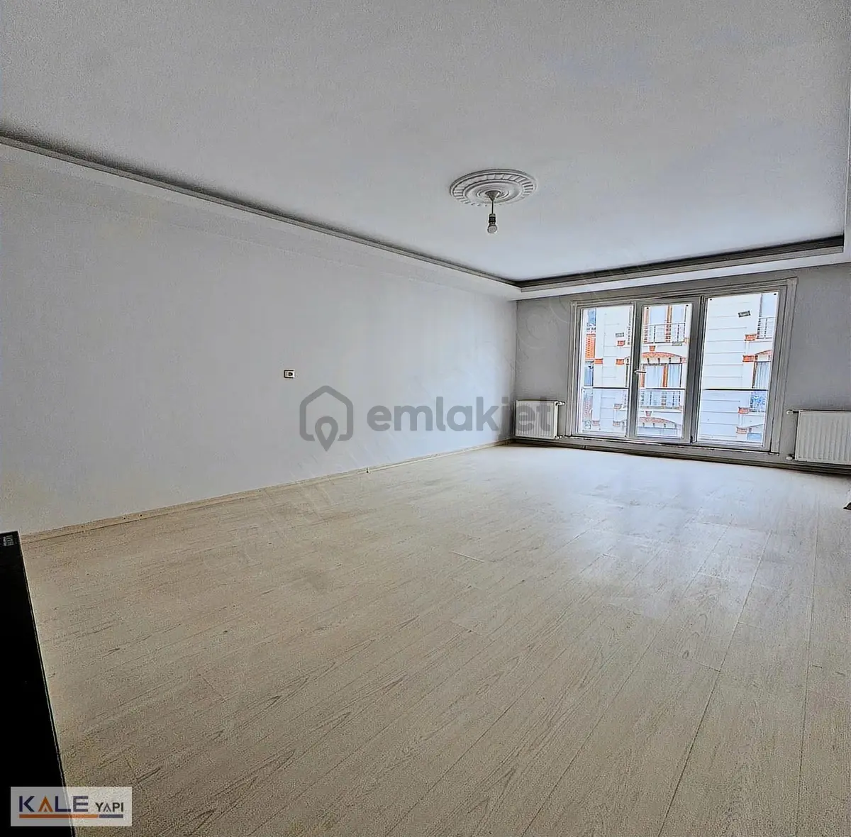 Bahçeşehire Komşu Geniş Metrekareli Çift Cephe 2+1 Daire - 31