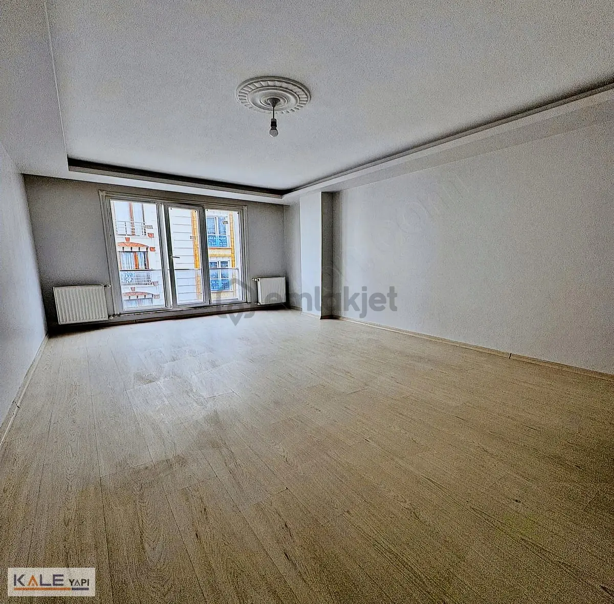 Bahçeşehire Komşu Geniş Metrekareli Çift Cephe 2+1 Daire - 22