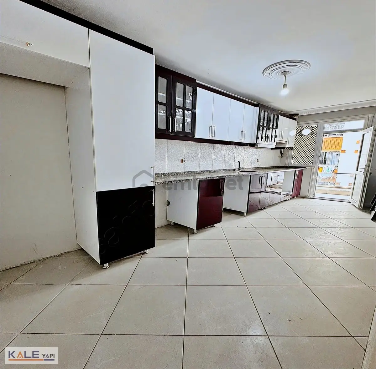 Bahçeşehire Komşu Geniş Metrekareli Çift Cephe 2+1 Daire