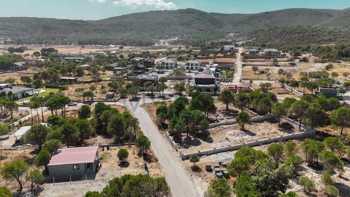 Menemende Bölgesinde 300m2 Satılık Bahçe - 34