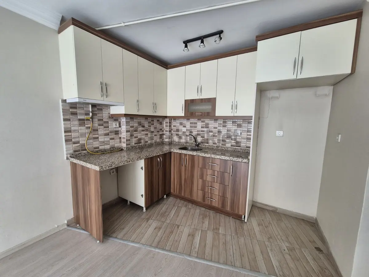 Dikilitaşta Tadilatlı Bakımlı Boş Ara Kat 2+1 Satılık Daire - 2