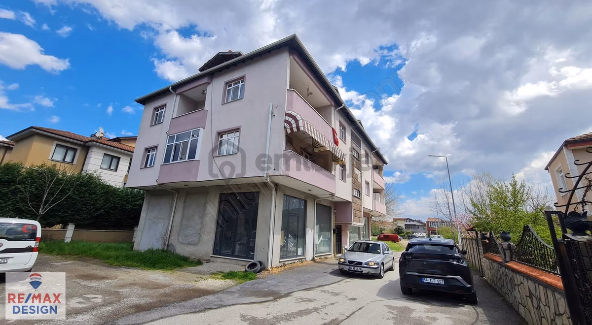 Serdivan, Bahçeli Evler'de Merkezi Konumda,geniş 3.kat 3+1 Daire - 35