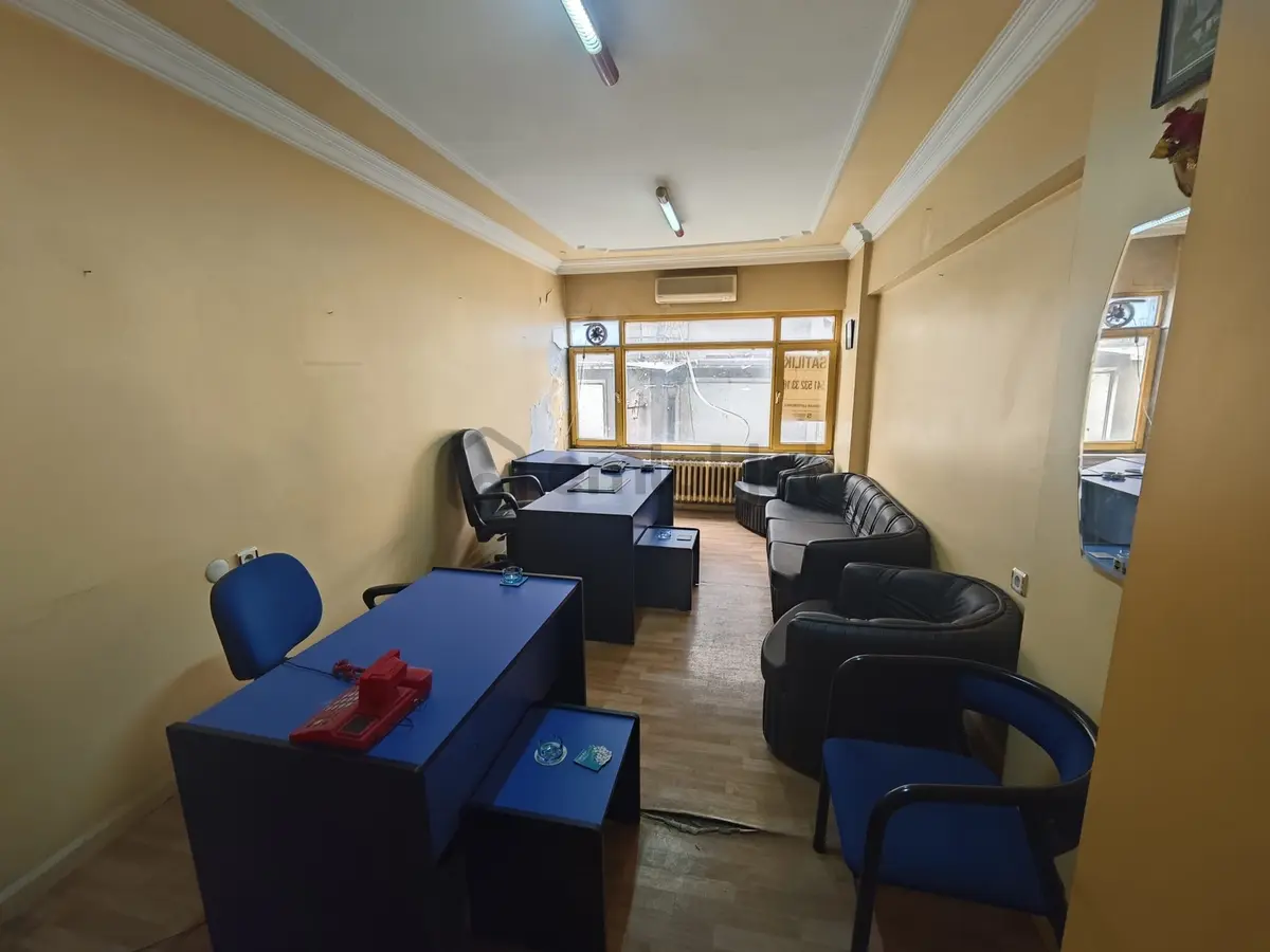 Okçular Çarşı İçinde Satılık Ofis