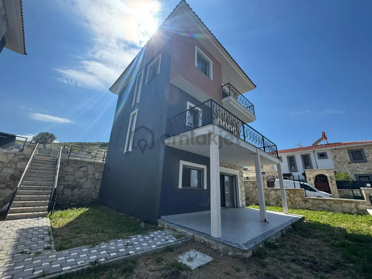 Foça'da Köşe Parselde 200m2 Bahçeli,sıfır 3+2 Triplex - 22