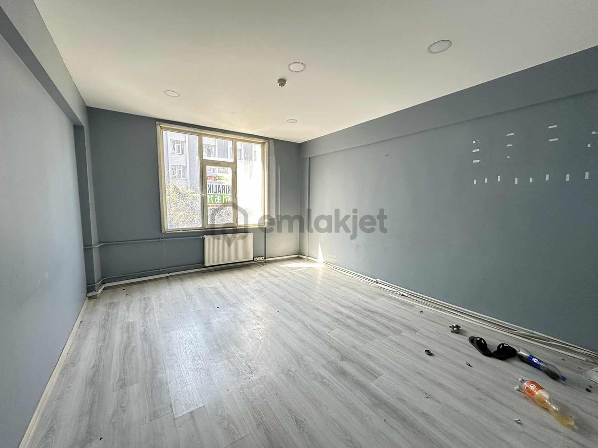 İkitelli Osb De 3+1 Yapılı Ofis 110 M2