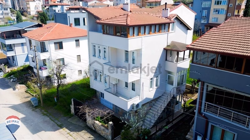 Remax Rıdvan Gedikten Serdivanda Bahçeli 3 Katlı Müstakil Bina - 33