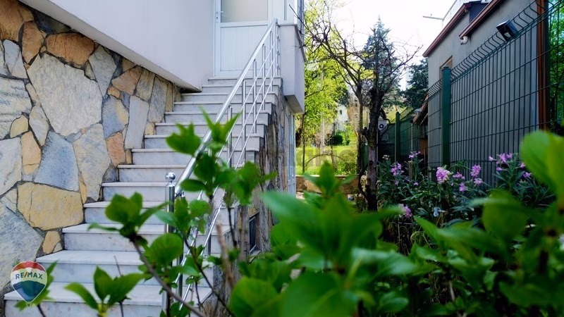 Remax Rıdvan Gedikten Serdivanda Bahçeli 3 Katlı Müstakil Bina - 8