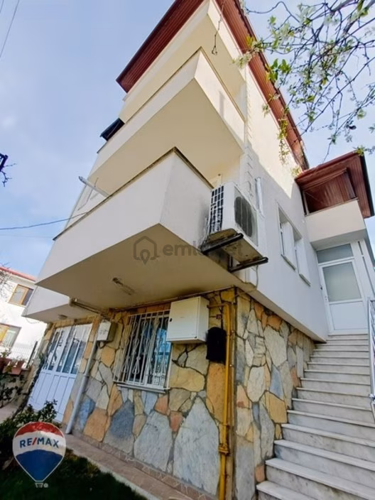 Remax Rıdvan Gedikten Serdivanda Bahçeli 3 Katlı Müstakil Bina - 2