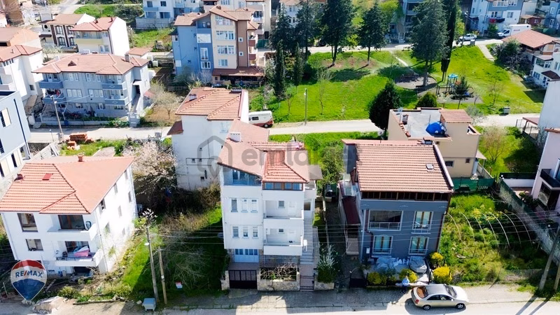 Remax Rıdvan Gedikten Serdivanda Bahçeli 3 Katlı Müstakil Bina - 34