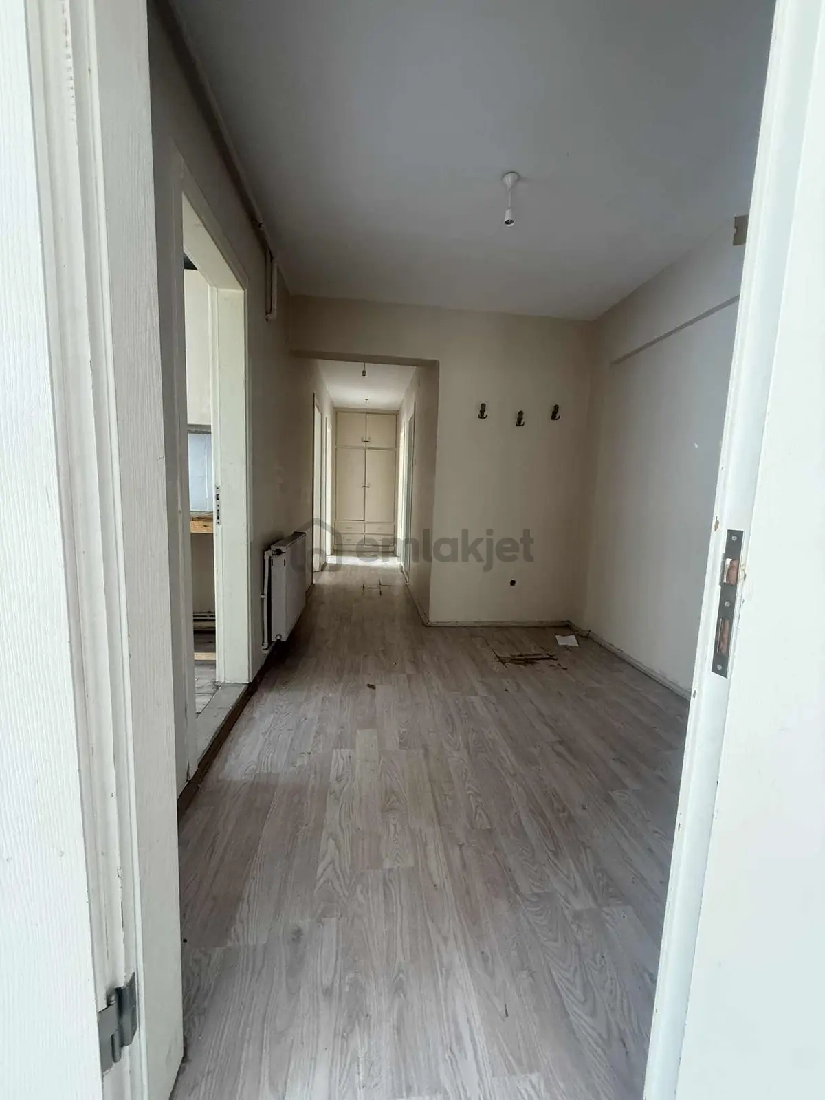Dikkaldırımda Merkezi Konumda Geniş 3+1 Kiralık Daire - 22