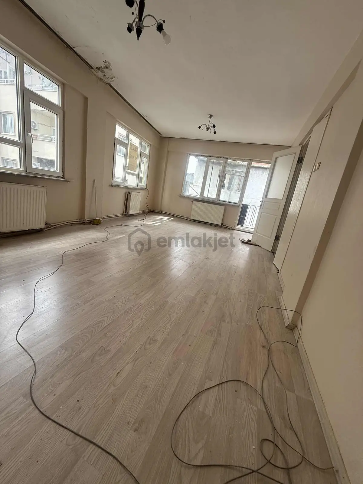 Dikkaldırımda Merkezi Konumda Geniş 3+1 Kiralık Daire - 13