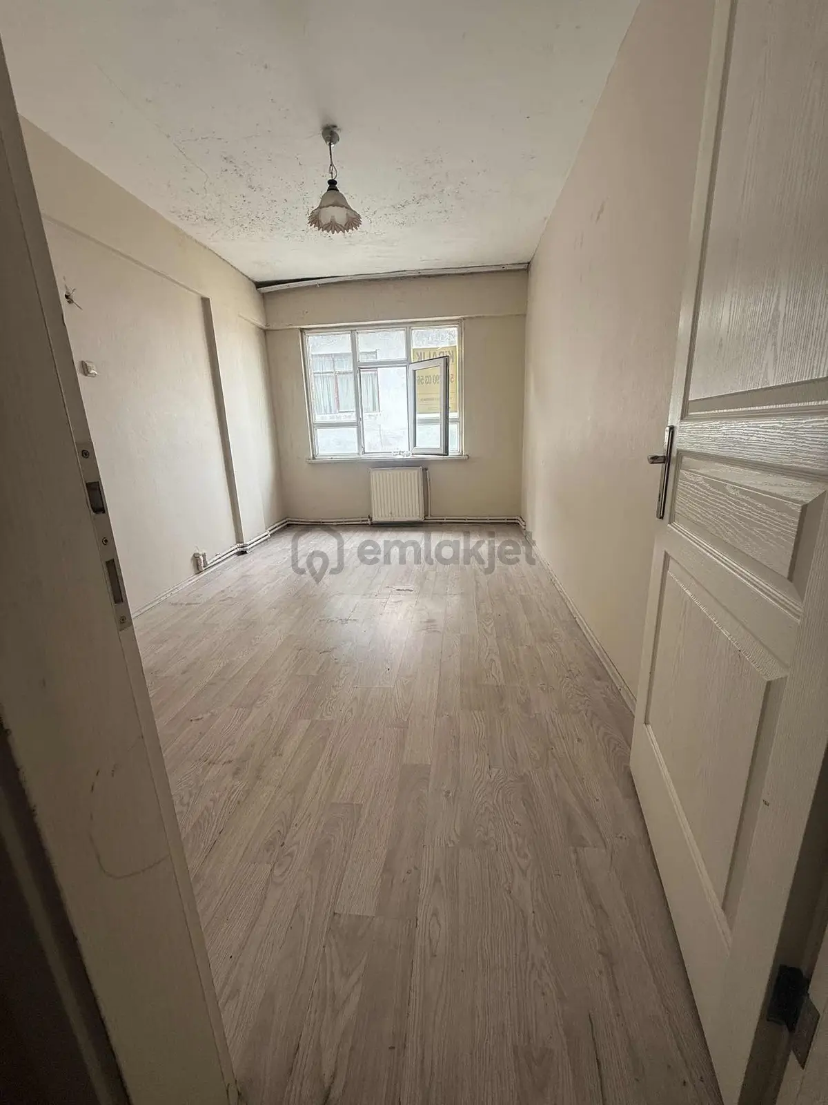 Dikkaldırımda Merkezi Konumda Geniş 3+1 Kiralık Daire