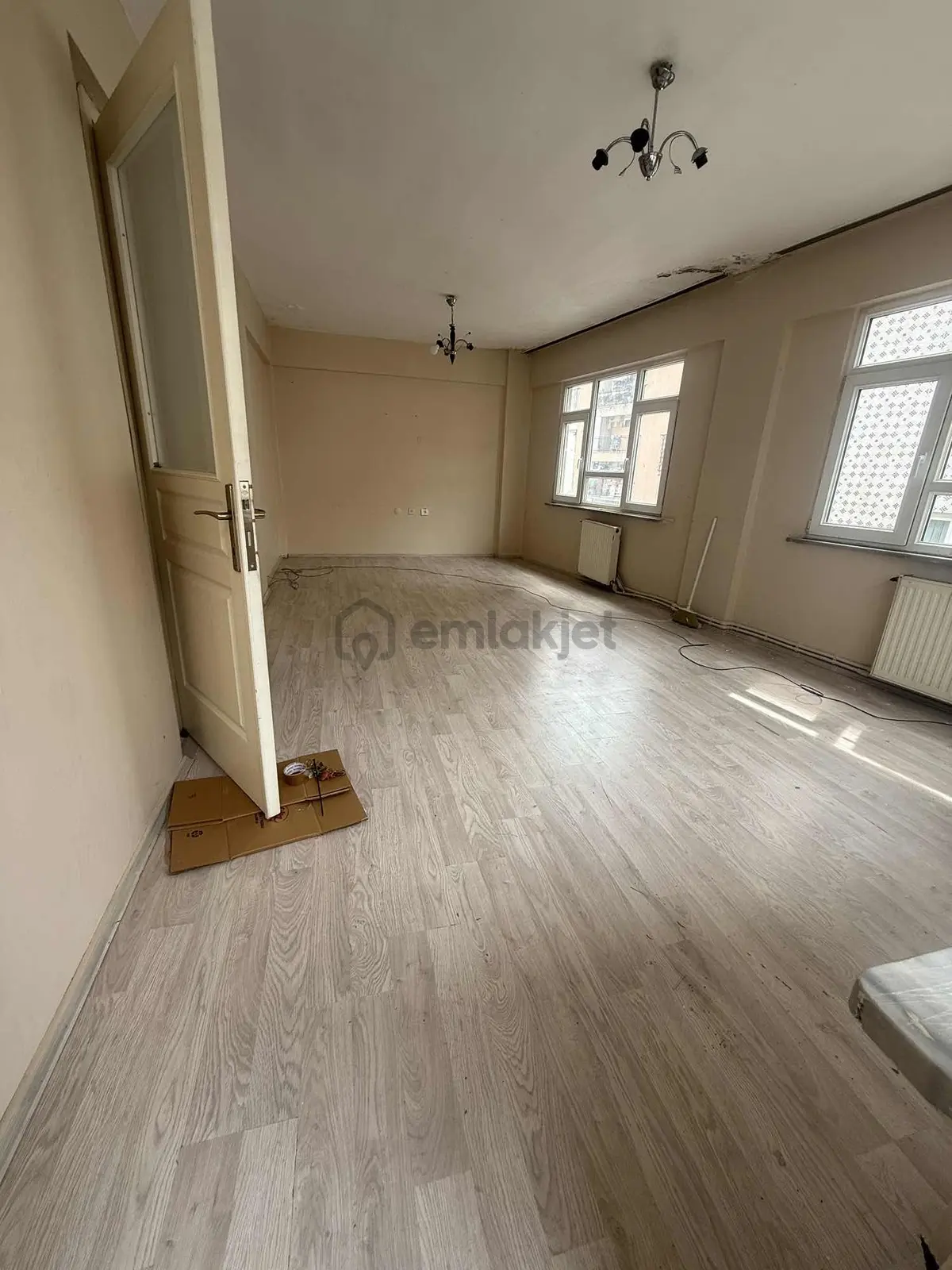 Dikkaldırımda Merkezi Konumda Geniş 3+1 Kiralık Daire - 16
