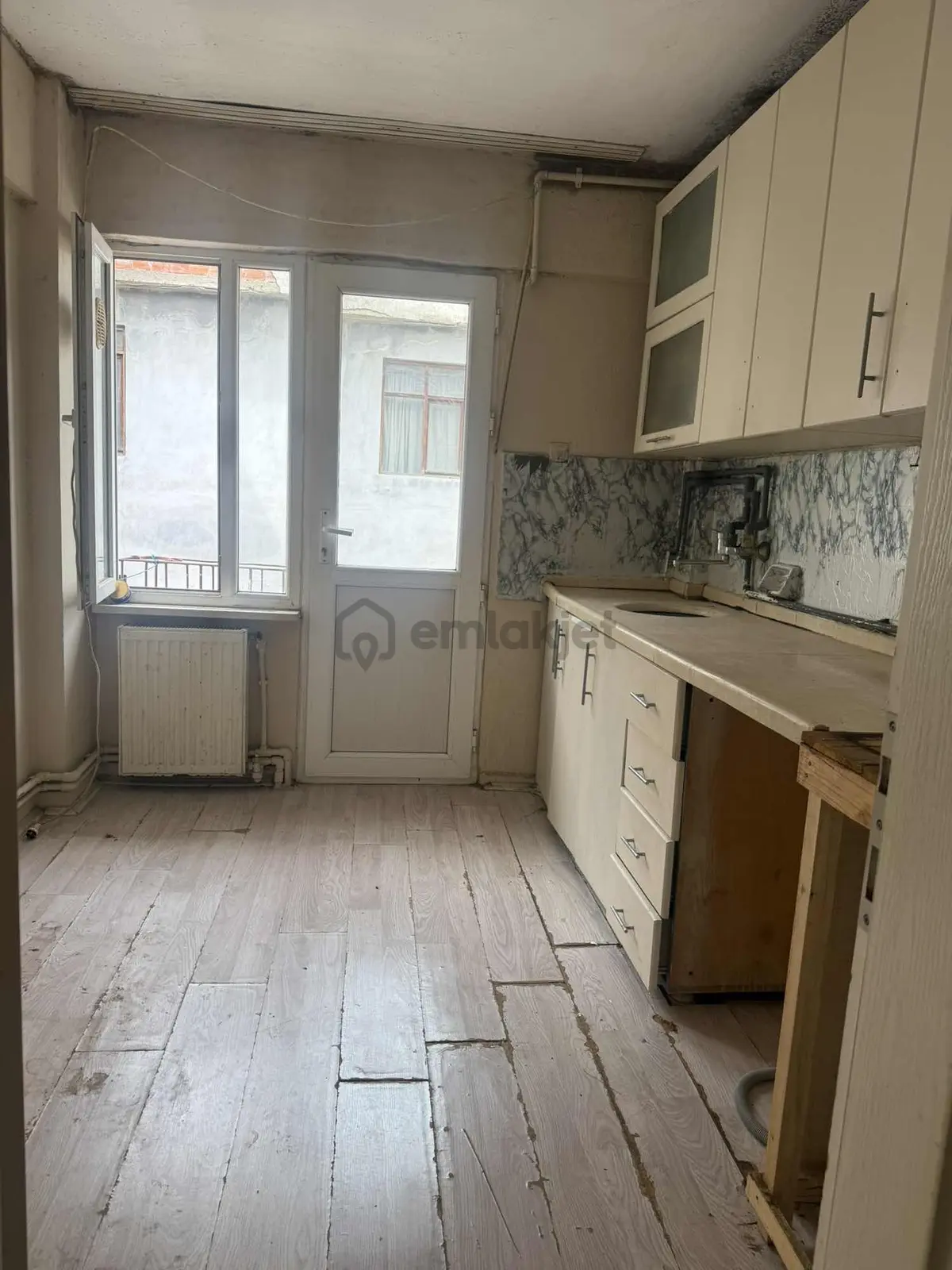 Dikkaldırımda Merkezi Konumda Geniş 3+1 Kiralık Daire - 12