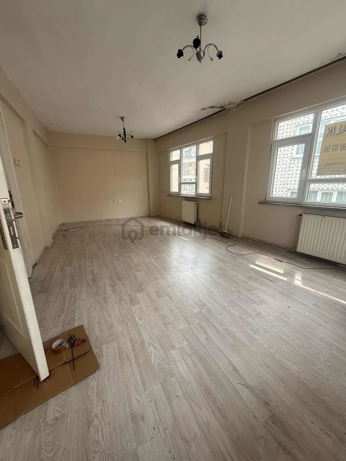 Dikkaldırımda Merkezi Konumda Geniş 3+1 Kiralık Daire - 14